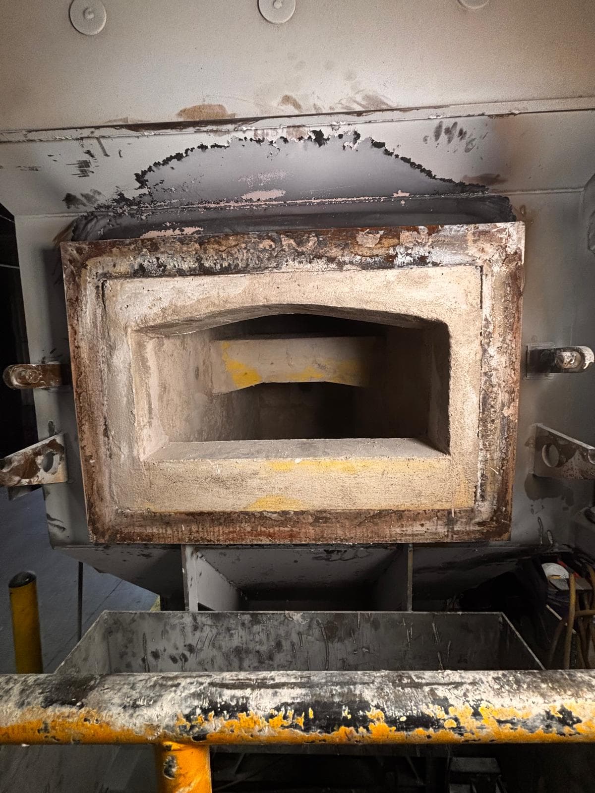 Schmelzofen bei Reparaturarbeiten durch SBS Industrial Solutions