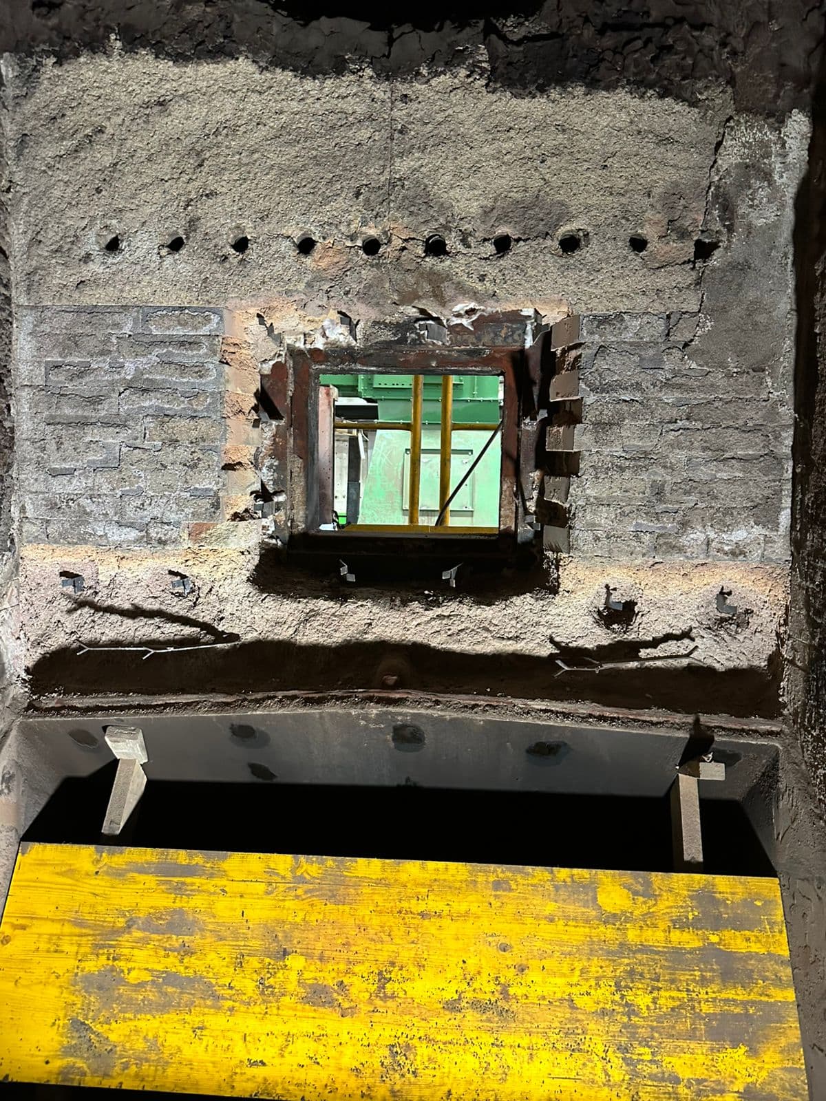 Türportal einer Verbrennungsanlage nach Instandsetzung