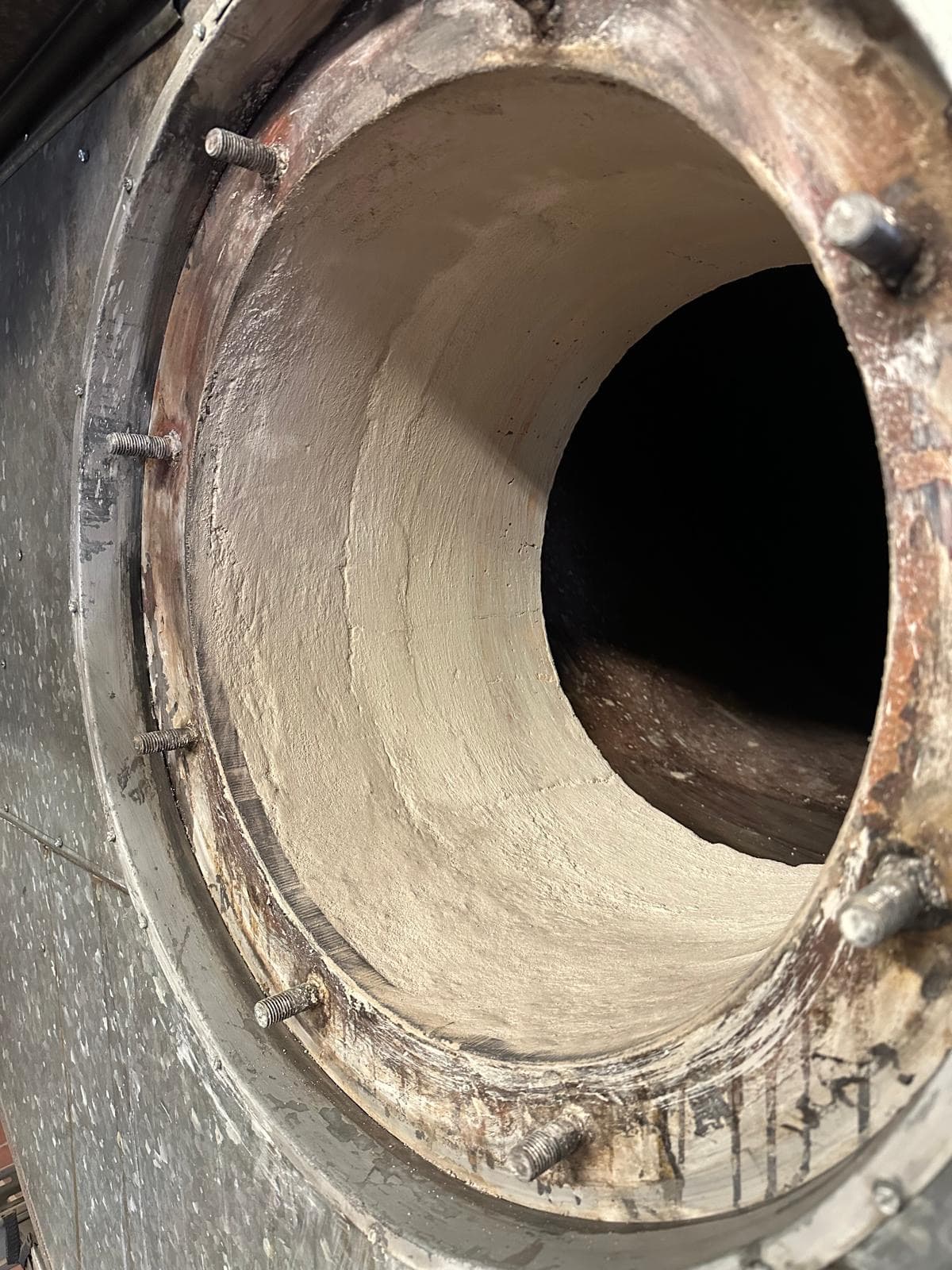 Feuerfestes Mauerwerk bei Sanierungsarbeiten an einer Verbrennungsanlage