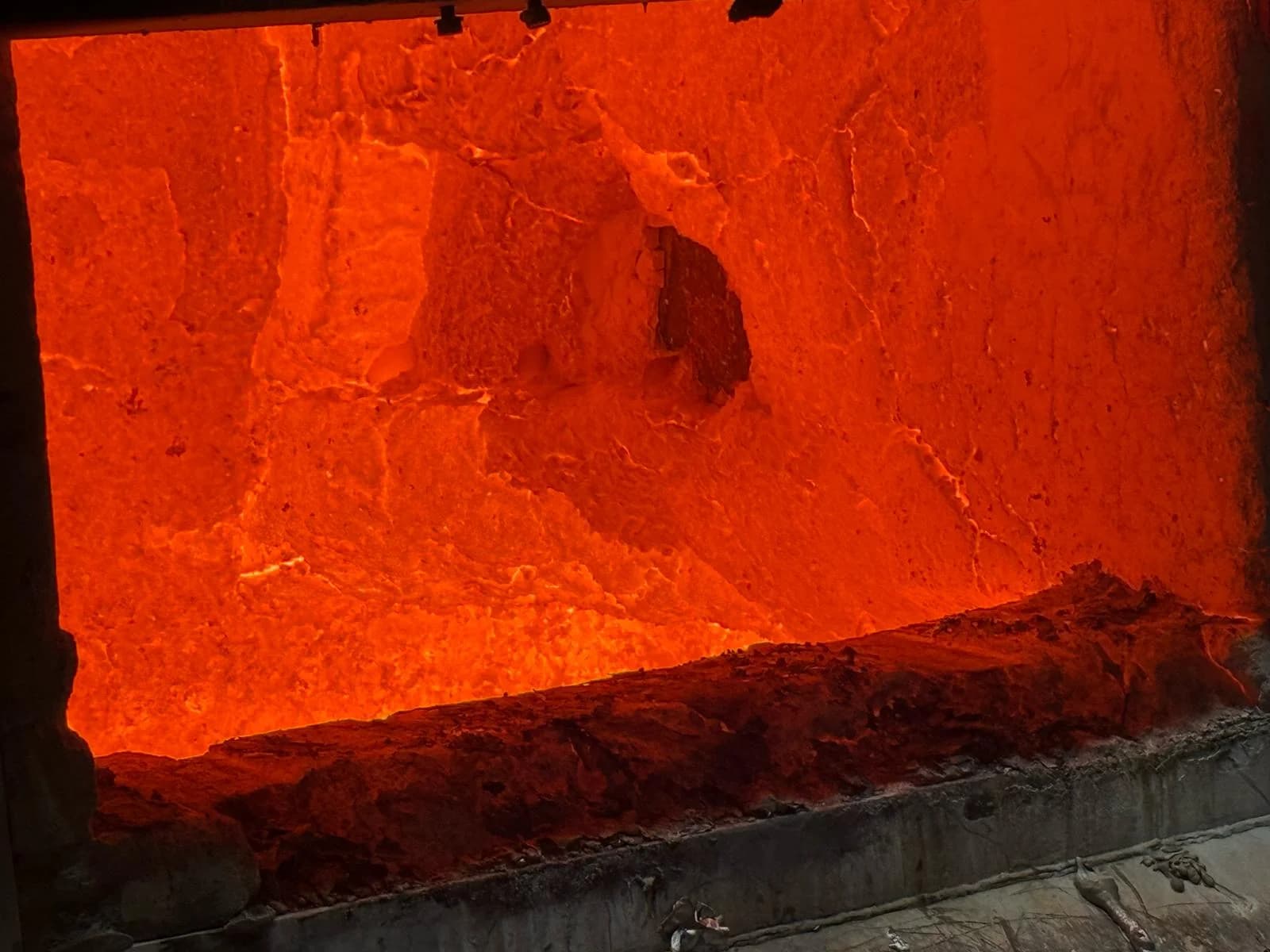 Beschädigte Ofenwand bei einer Notfall-Reparatur