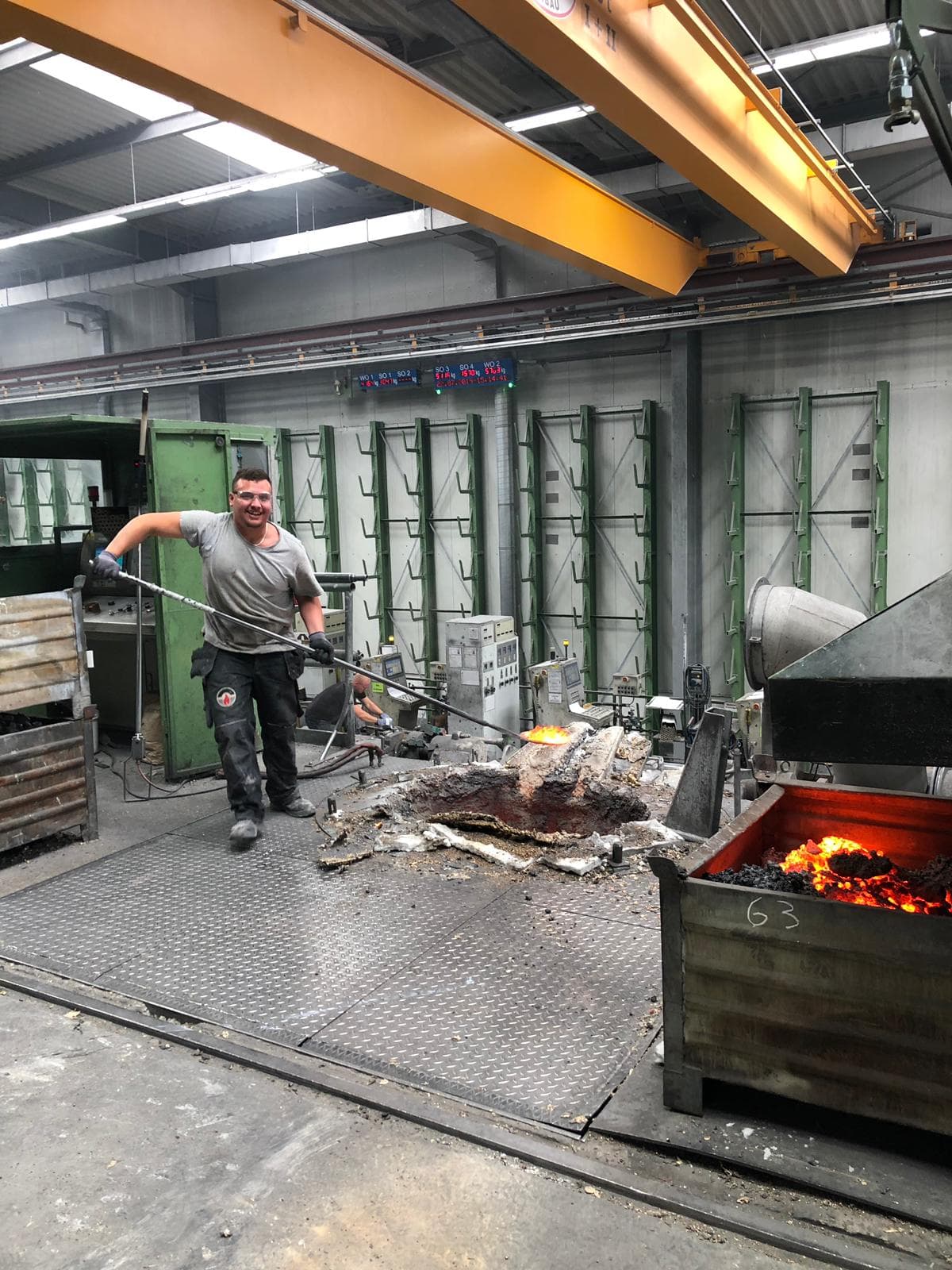 Mitarbeiter bei der Ofenreinigung mit Schlackeentfernung