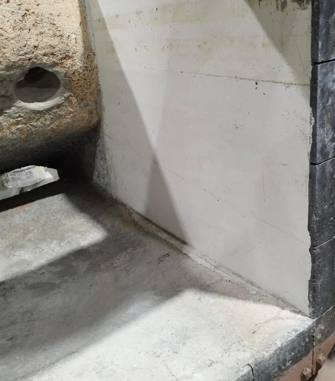 Reparierte Seitenwand mit neuem Feuerfestmaterial