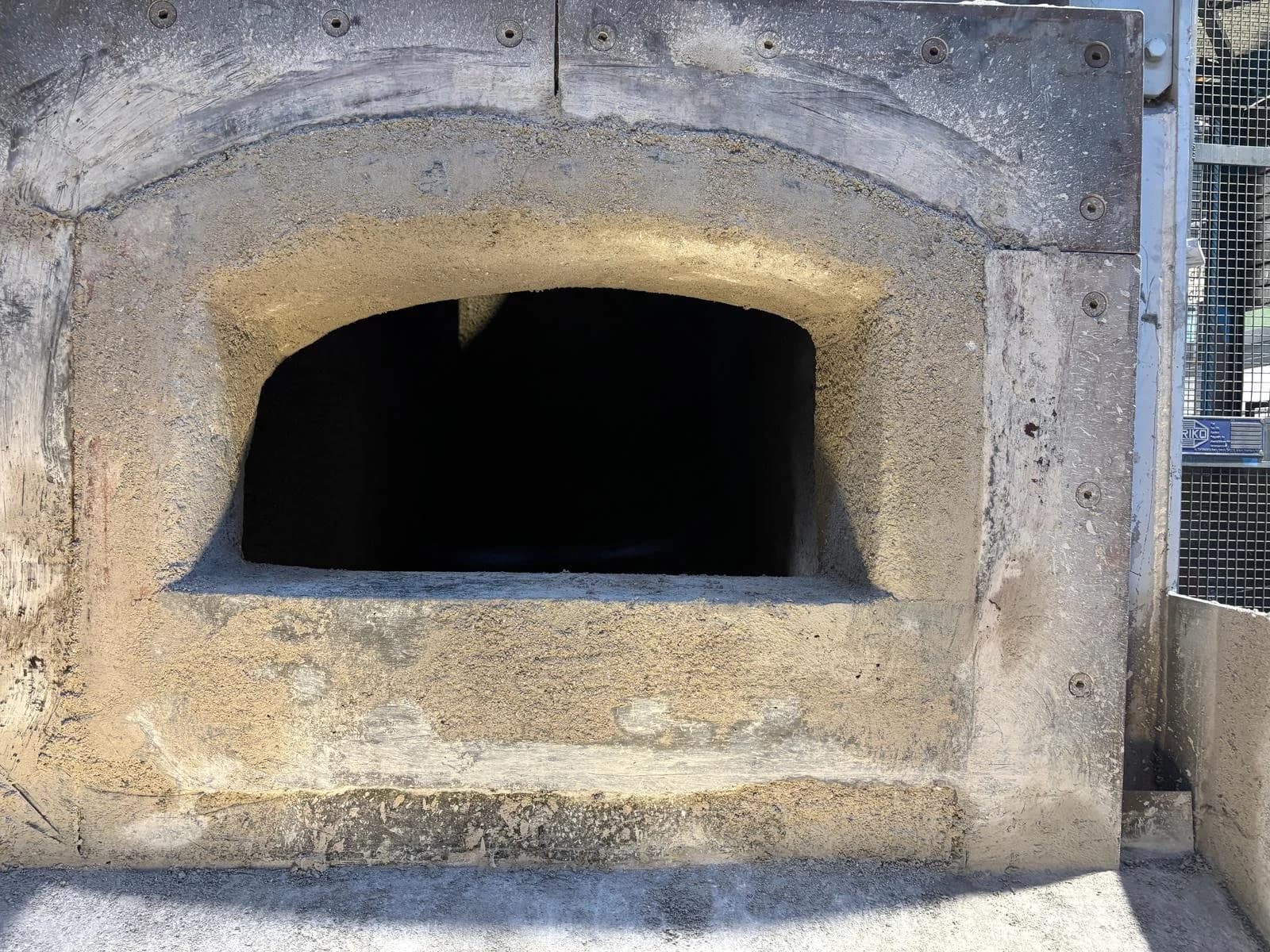 Ofenöffnung mit verschlissener Auskleidung vor der Reparatur