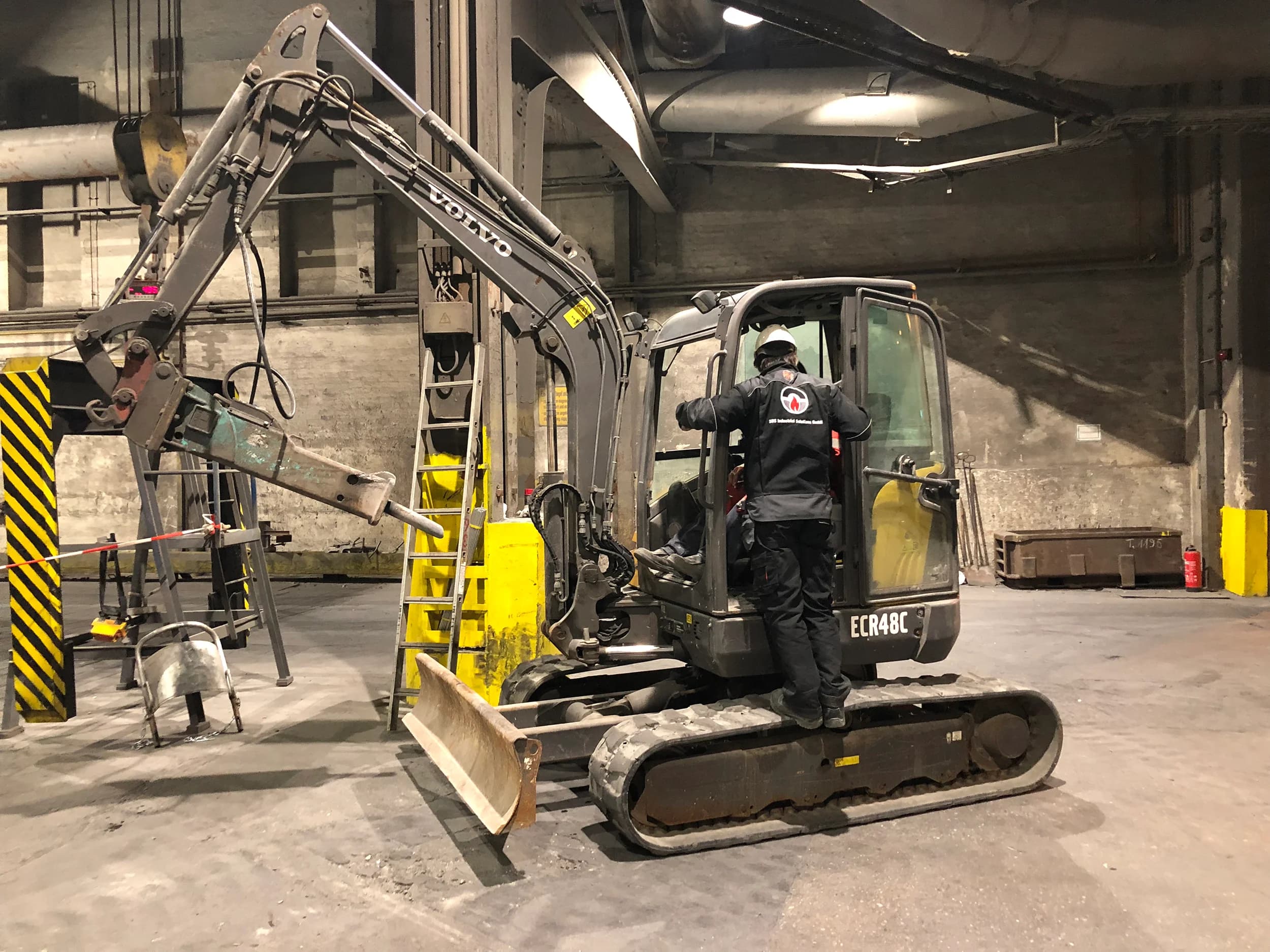 Sauberer Aluminiumofen nach fachgerechter Entfernung der Ablagerungen und Neubeschichtung